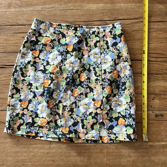 Adorable mini skirt slit wild fable floral black white green purple 0 xs - Picture 2 of 4